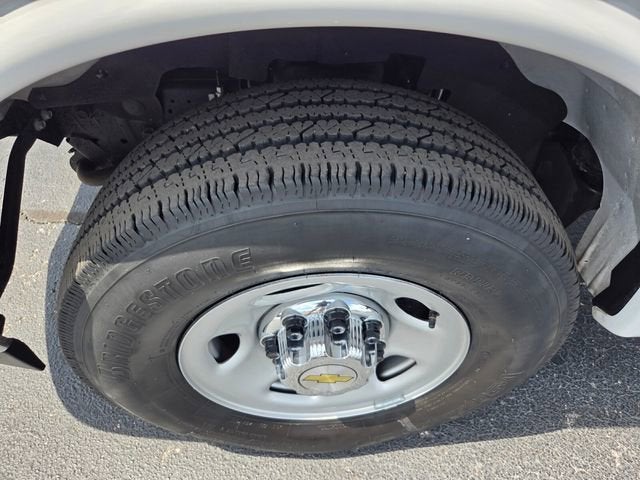 2024 Chevrolet Express Passenger 3500 1LT